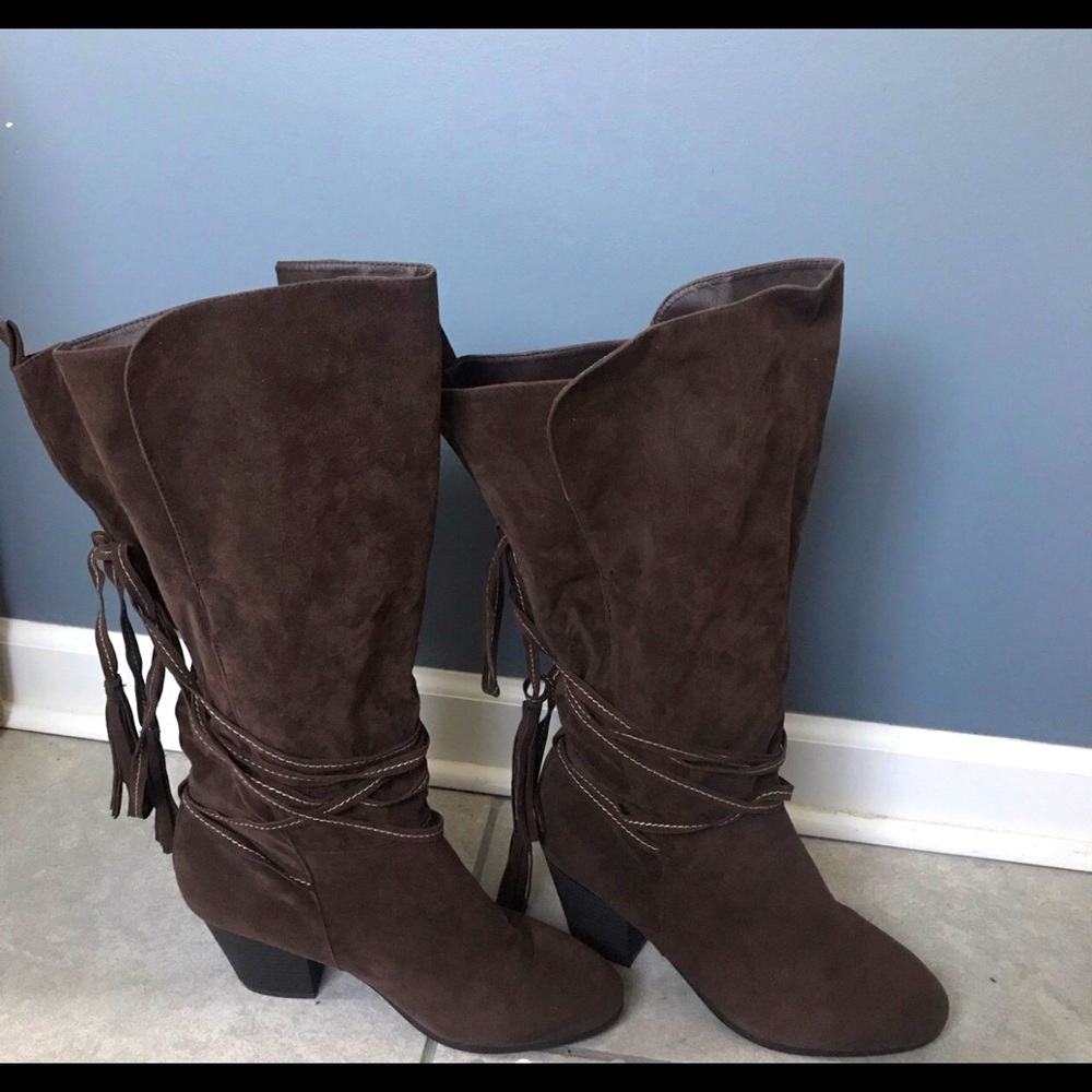 Brown heel boots,